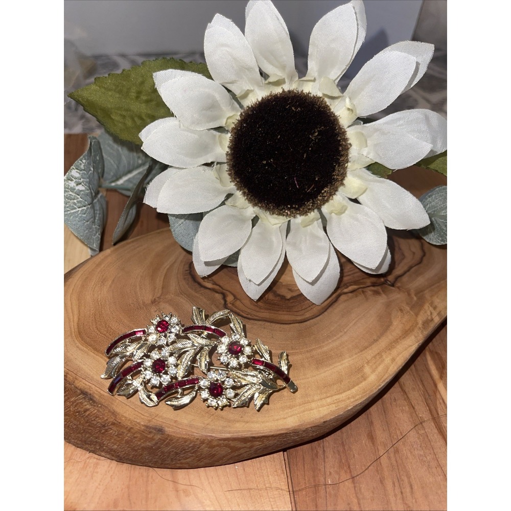 Vintage Ruby Rhinestone Gold Brooch Pin Flowers Daisy Leafs Grannycore - Picture 2 of 6